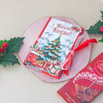 Коледна картичка с ботуш, подаръци и елха – дизайн отпред