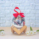 Коледна топка със снимка на двойка и червена панделка