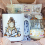 Красиво подреден подаръчен комплект с чаша, книгоразделители и свещ