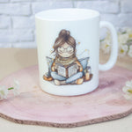 Керамична чаша с илюстрация на момиче с книга – част от комплекта за читатели