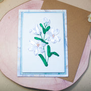 Елегантна ръчно бродирана картичка с бели цветя