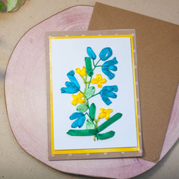 Елегантна ръчно бродирана картичка с жълти и сини цветя