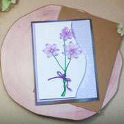 Елегантна ръчно бродирана картичка с лилави цветя