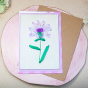 Елегантна ръчно бродирана картичка с лилаво цвете