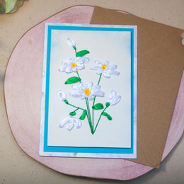 Елегантна ръчно бродирана картичка с бели маргаритки