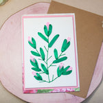 Елегантна ръчно бродирана картичка с нежни розови пъпки