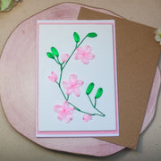 Елегантна ръчно бродирана картичка с розови цветчета