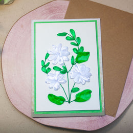 Елегантна ръчно бродирана картичка с три бели цветя