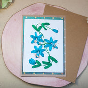 Елегантна ръчно бродирана картичка със сини цветя