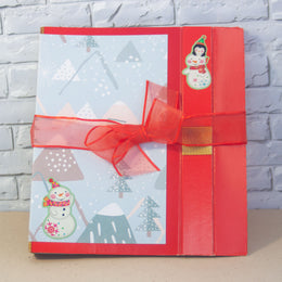 Мини коледен албум в червено с панделка и снежен човек върху корицата