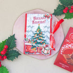 Коледна картичка с елха и подаръци – подходяща за шоколад