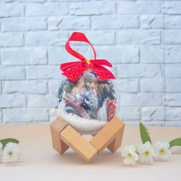 Коледна топка със снимка на двойка и червена панделка