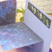 Албум за спомени с дизайн на звезди и мъглявини