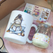 Красиво подреден подаръчен комплект с чаша, книгоразделители и свещ